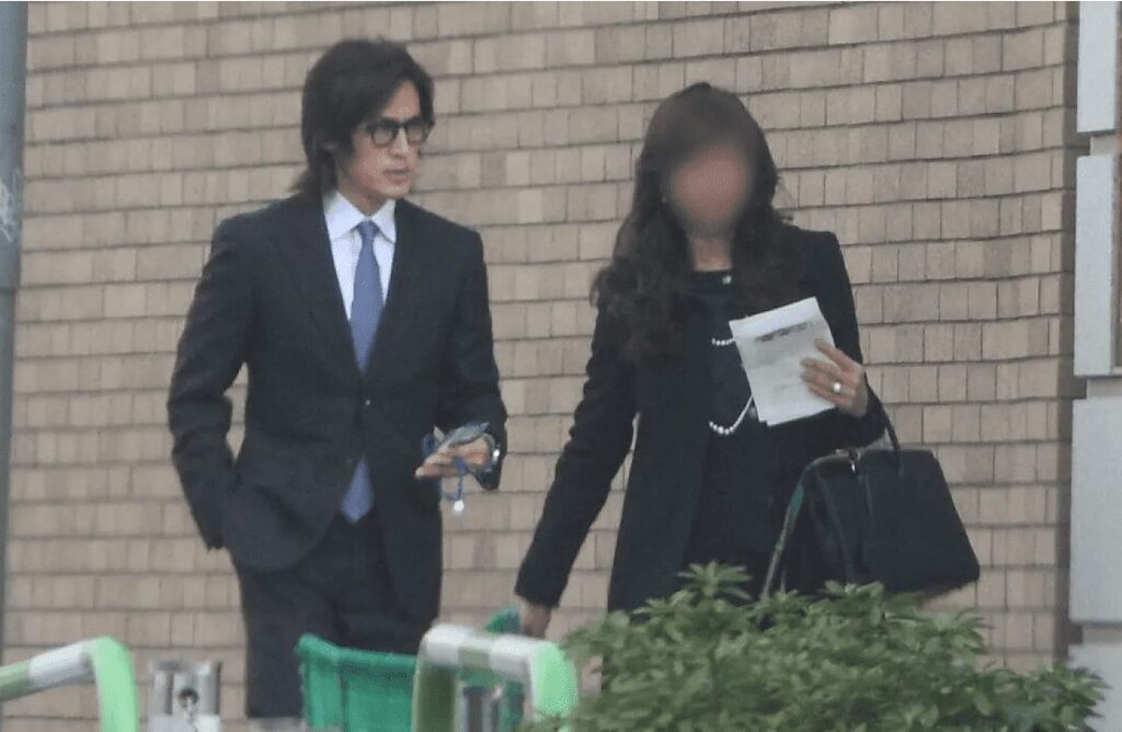 息子の卒業式に向かう稲葉浩志夫婦