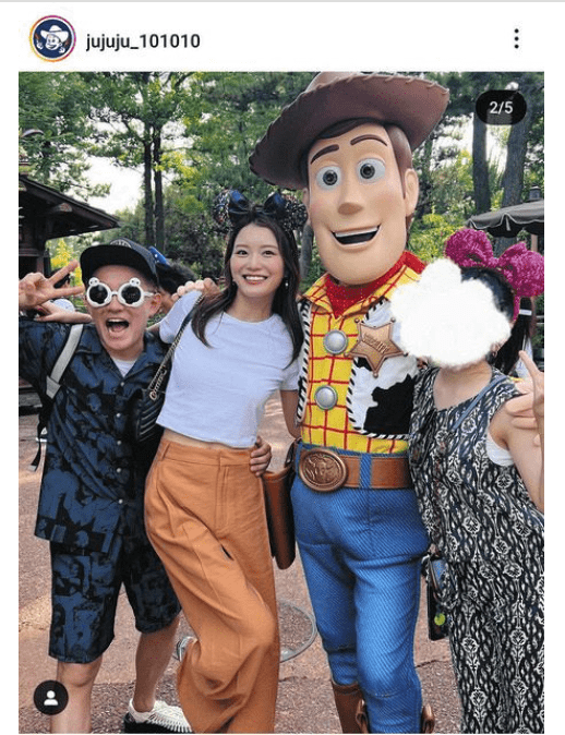 ディズニーランドを楽しむ井戸田潤と嫁と前妻の子供