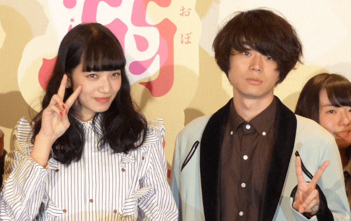 映画のイベントでピースサインをする菅田将暉と小松菜奈